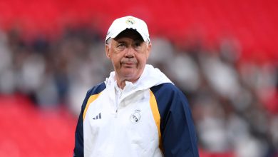 LONDRES, INGLATERRA – 31 DE MAYO: Carlo Ancelotti, entrenador del Real Madrid, observa durante una sesión de entrenamiento del Real Madrid CF antes del partido final de la UEFA Champions League 2023/24 contra el Borussia Dortmund en el estadio de Wembley el 31 de mayo de 2024 en Londres. Inglaterra. (Foto de Justin Setterfield/Getty Images)