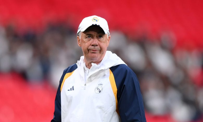 LONDRES, INGLATERRA – 31 DE MAYO: Carlo Ancelotti, entrenador del Real Madrid, observa durante una sesión de entrenamiento del Real Madrid CF antes del partido final de la UEFA Champions League 2023/24 contra el Borussia Dortmund en el estadio de Wembley el 31 de mayo de 2024 en Londres. Inglaterra. (Foto de Justin Setterfield/Getty Images)