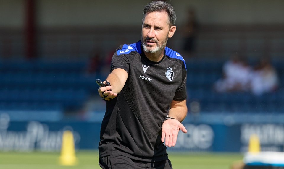 Vicente Moreno dirigiendo un entrenamiento a su nueva plantilla