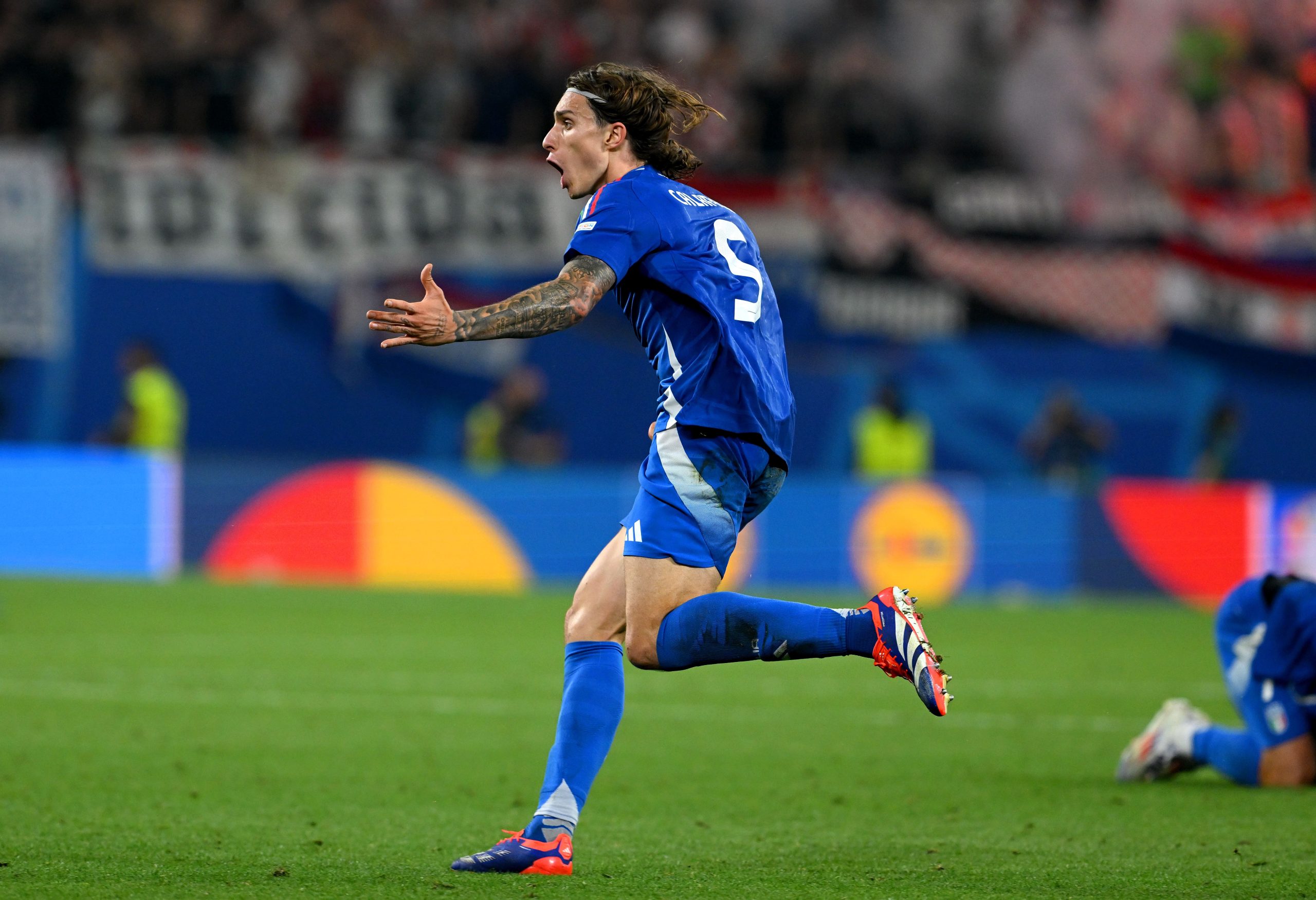 LEIPZIG, ALEMANIA - 24 DE JUNIO: Riccardo Calafiori de Italia en acción durante el partido de la fase de grupos de la UEFA EURO 2024 entre Croacia e Italia en el Estadio de Fútbol de Leipzig el 24 de junio de 2024 en Leipzig, Alemania. (Foto de Claudio Villa/Getty Images para FIGC)