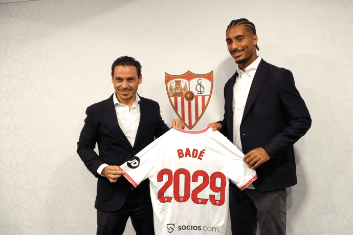 Badé renueva con el Sevilla FC hasta 2029