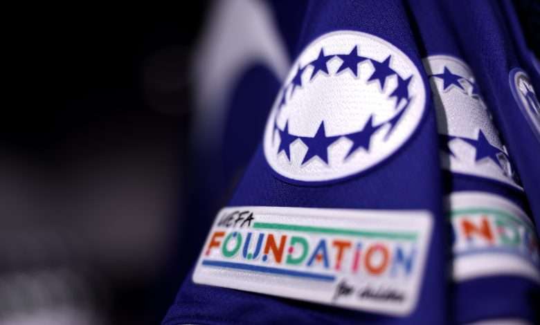 LONDRES, INGLATERRA - 24 DE ENERO: Vista detallada del escudo de la manga de la UWCL en una camiseta del Chelsea antes del partido de la fase de grupos de la UEFA Women's Champions League entre el Chelsea FC Women y el Real Madrid CF en Stamford Bridge el 24 de enero de 2024 en Londres, Inglaterra. (Foto de Alex Pantling/Getty Images)