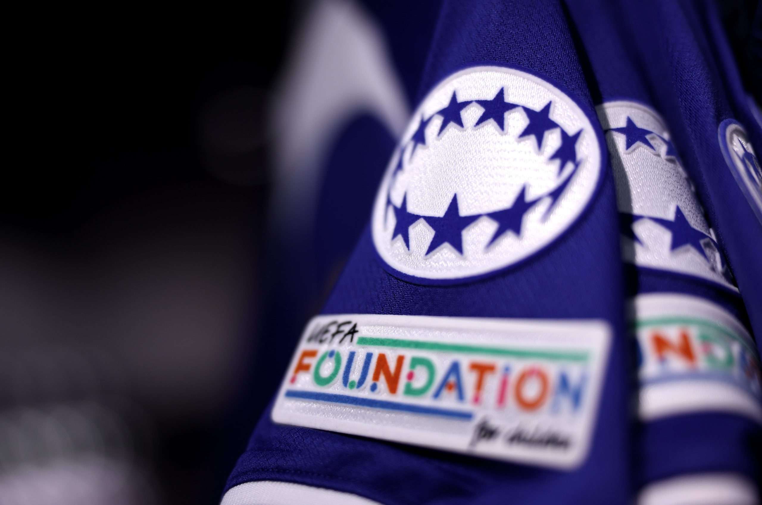 LONDRES, INGLATERRA - 24 DE ENERO: Vista detallada del escudo de la manga de la UWCL en una camiseta del Chelsea antes del partido de la fase de grupos de la UEFA Women's Champions League entre el Chelsea FC Women y el Real Madrid CF en Stamford Bridge el 24 de enero de 2024 en Londres, Inglaterra. (Foto de Alex Pantling/Getty Images)