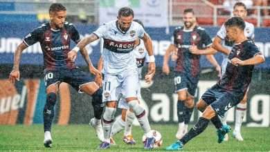 José Luis Morales regateando a los defensores del Eibar