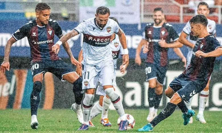 José Luis Morales regateando a los defensores del Eibar