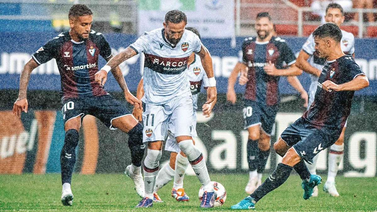 José Luis Morales regateando a los defensores del Eibar