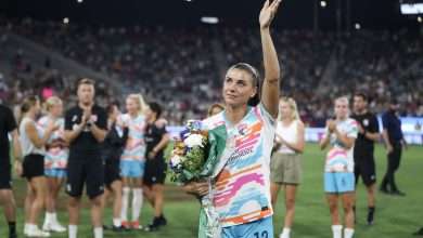 SAN DIEGO, CALIFORNIA - 8 DE SEPTIEMBRE: Alex Morgan, número 13 del San Diego Wave FC, sostiene un ramo de flores mientras habla con la multitud después del partido contra el North Carolina Courage en el estadio Snapdragon el 8 de septiembre de 2024 en San Diego, California. Este fue el último partido de Morgan en la NWSL antes de anunciar su retiro. (Foto de Kaelin Mendez/Getty Images)