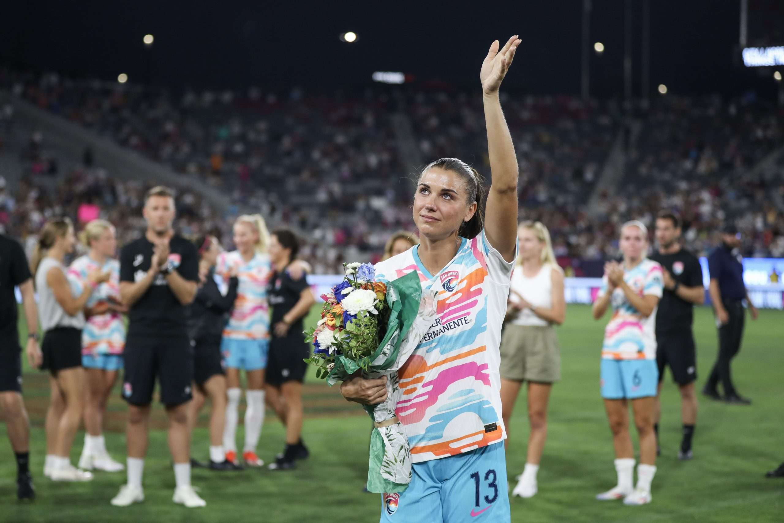 SAN DIEGO, CALIFORNIA - 8 DE SEPTIEMBRE: Alex Morgan, número 13 del San Diego Wave FC, sostiene un ramo de flores mientras habla con la multitud después del partido contra el North Carolina Courage en el estadio Snapdragon el 8 de septiembre de 2024 en San Diego, California. Este fue el último partido de Morgan en la NWSL antes de anunciar su retiro. (Foto de Kaelin Mendez/Getty Images)