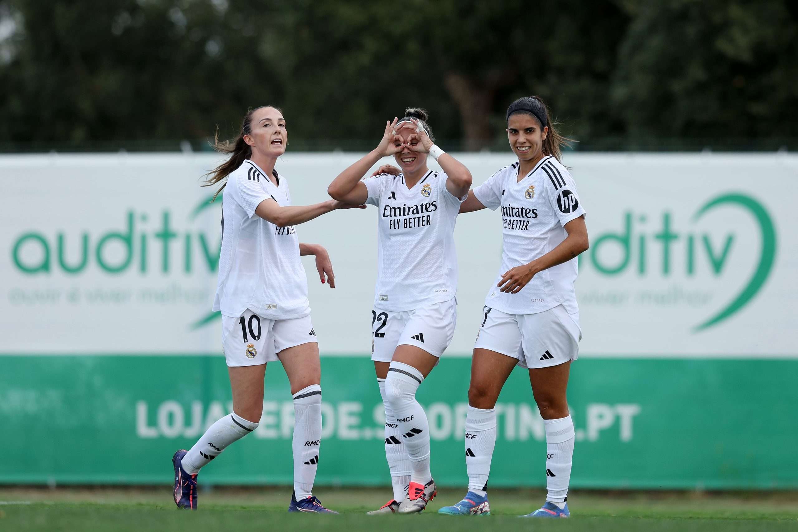 LISBOA, PORTUGAL - 19 DE SEPTIEMBRE: Athenea del Castillo del Real Madrid celebra el primer gol de su equipo con sus compañeras Caroline Weir y Alba Redondo durante el partido de ida de la segunda ronda de la UEFA Women's Champions League 2024/25 entre el Sporting CP y el Real Madrid en el Estadio CGD Aurelio Pereira el 19 de septiembre de 2024 en Lisboa, Portugal. (Foto de Carlos Rodrigues/Getty Images)