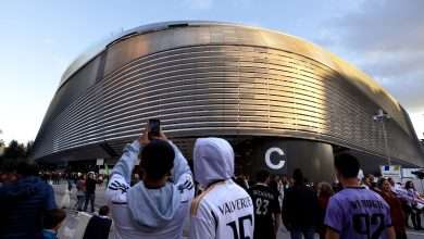 Aficionados del Real Madrid en los alrededores del Santiago Bernabéu
