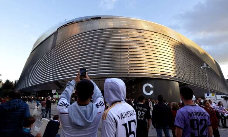 Aficionados del Real Madrid en los alrededores del Santiago Bernabéu