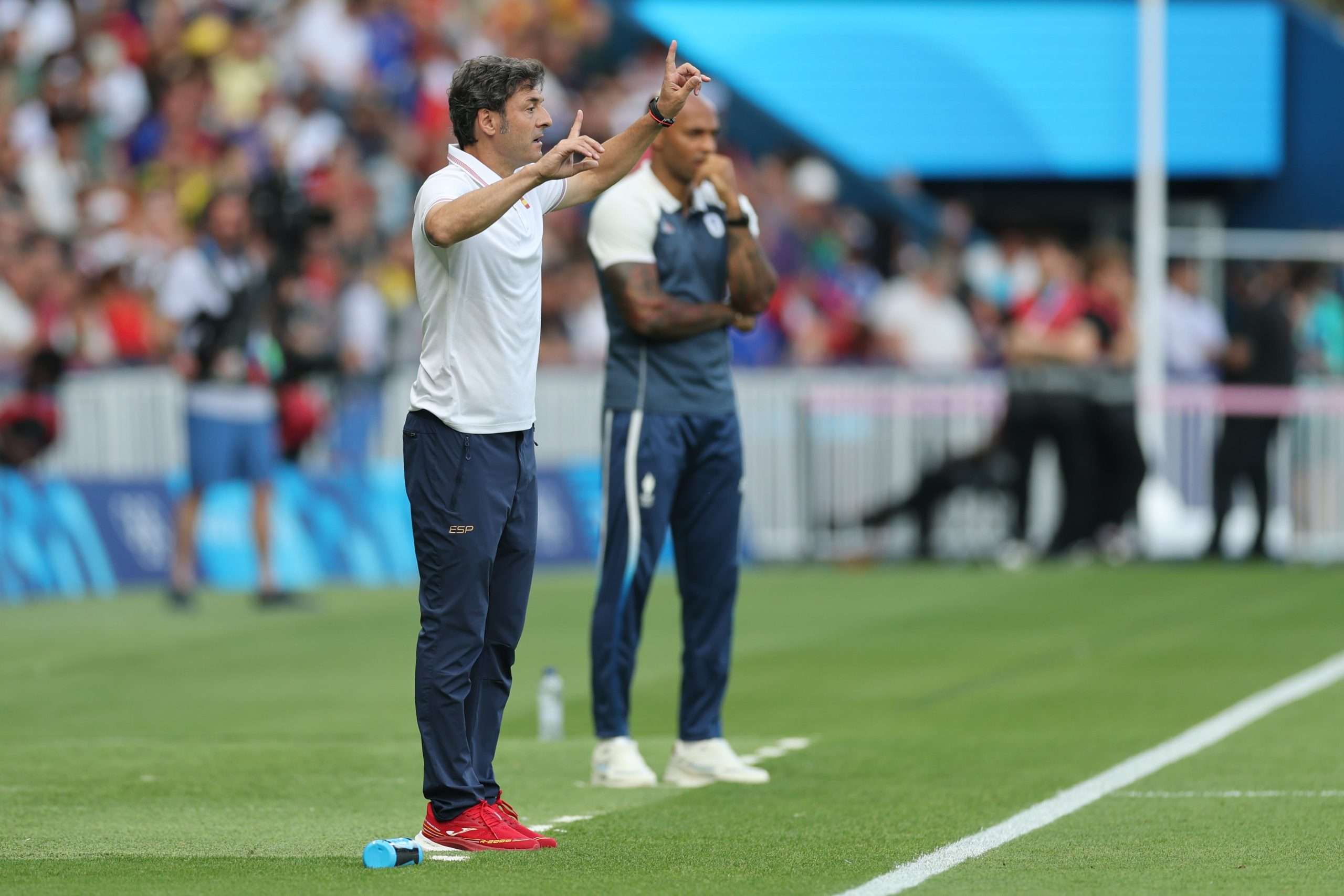 PARIS, FRANCE - AUGUST 09: Santi Denia, Head Coch of Team Spain gestures to his players during the Men's Gold Medal match between France and Spain during the Olympic Games Paris 2024 at Parc des Princes on August 09, 2024 in Paris, France. (Photo by Carl Recine/Getty Images)
