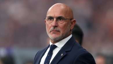 BERLÍN, ALEMANIA - 14 DE JULIO: Luis de la Fuente, entrenador de España, observa antes del partido final de la UEFA EURO 2024 entre España e Inglaterra en el Olympiastadion el 14 de julio de 2024 en Berlín, Alemania. (Foto de Lars Baron/Getty Images)