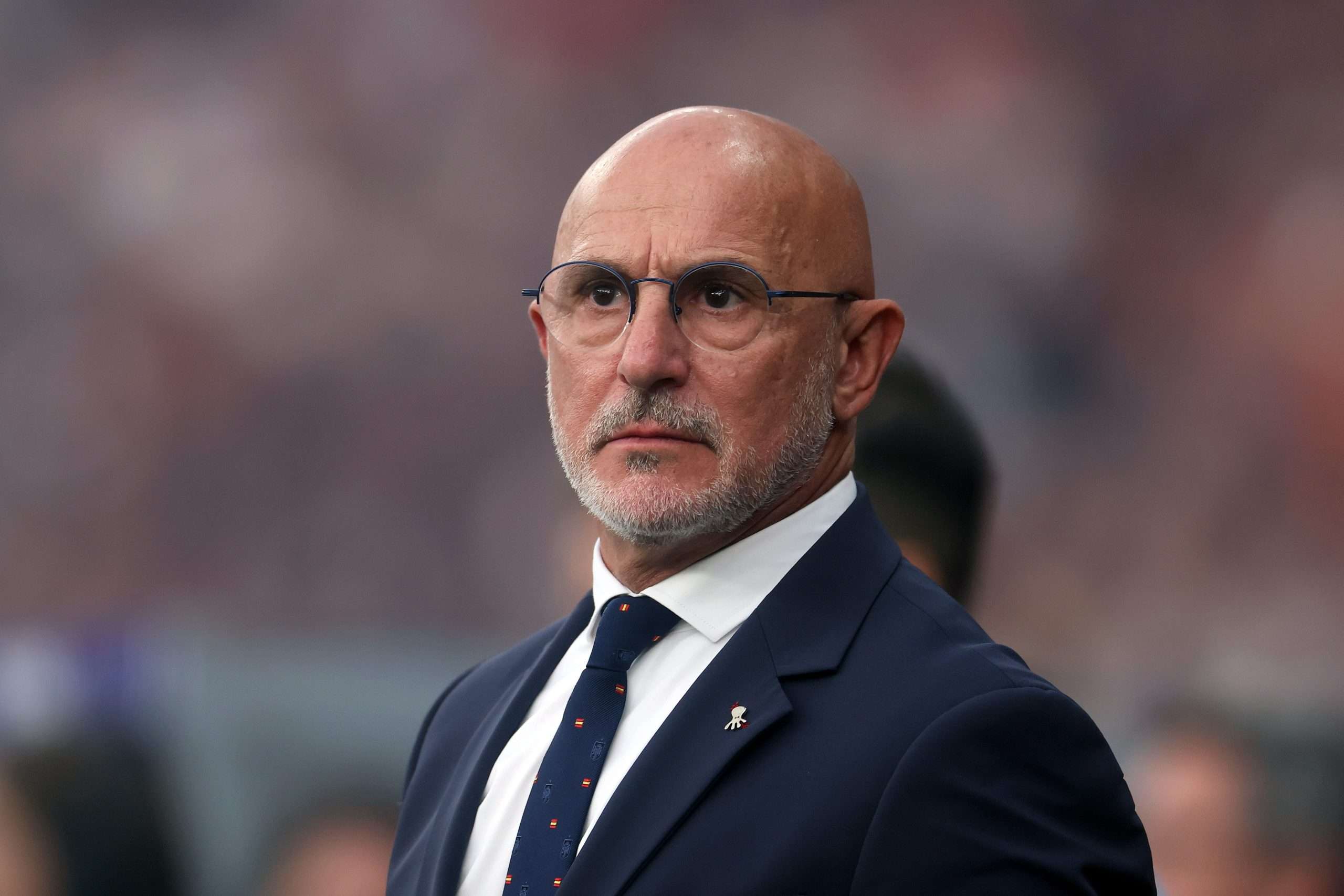 BERLÍN, ALEMANIA - 14 DE JULIO: Luis de la Fuente, entrenador de España, observa antes del partido final de la UEFA EURO 2024 entre España e Inglaterra en el Olympiastadion el 14 de julio de 2024 en Berlín, Alemania. (Foto de Lars Baron/Getty Images)