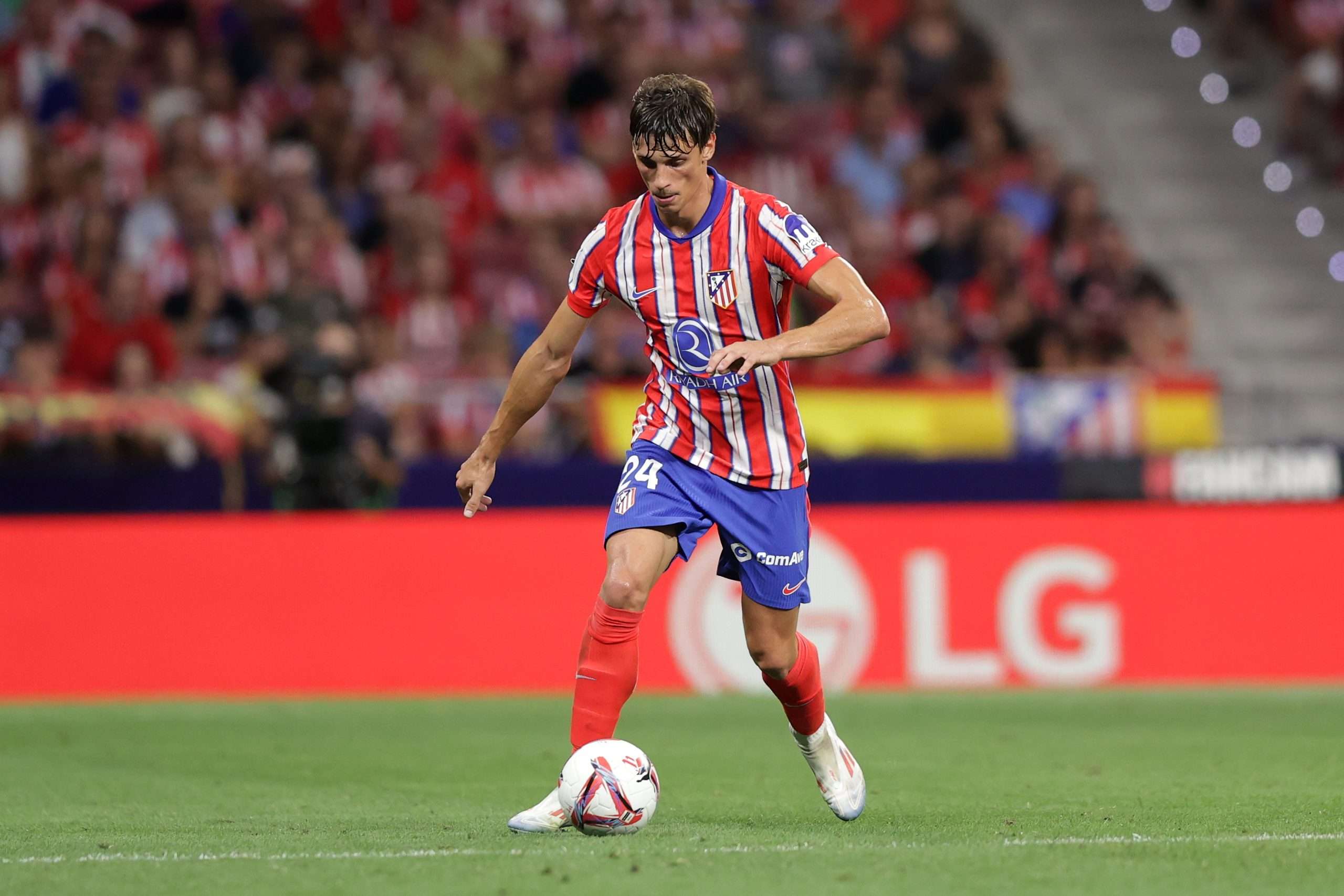 MADRID, SPAIN - AUGUST 25: MADRID, SPAIN - AUGUST 25: Robin Le Normand of Atletico de Madrid controls the ball during the LaLiga EA Sports match between Atletico de Madrid and Girona FC at Estadio Civitas Metropolitano on August 25, 2024 in Madrid, Spain. (Photo by Gonzalo Arroyo Moreno/Getty Images)