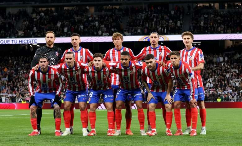 MADRID, SPAIN - FEBRUARY 08: Players of Atletico de Madrid pose for a team photograph prior to the LaLiga match between Real Madrid CF and Atletico de Madrid at Estadio Santiago Bernabeu on February 08, 2025 in Madrid, Spain. (Photo by Florencia Tan Jun/Getty Images)