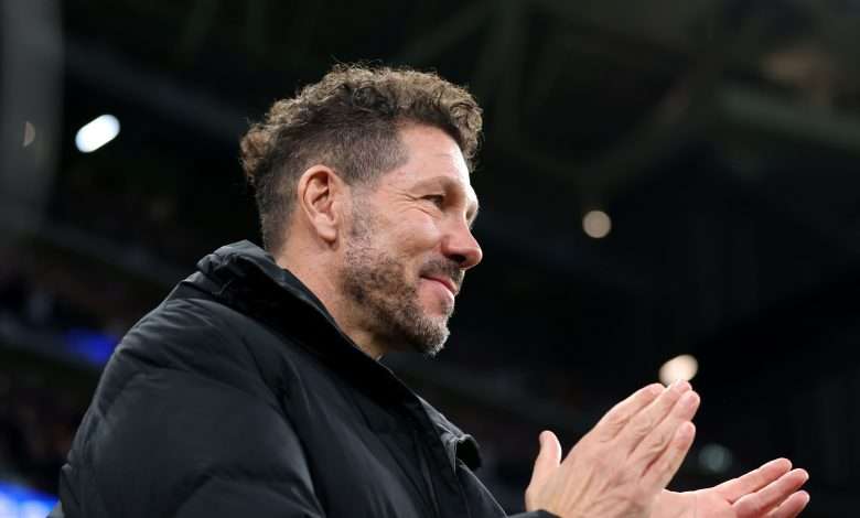 MADRID, SPAIN - FEBRUARY 08: Diego Simeone, Head Coach of Atletico de Madrid, applauds prior to the LaLiga match between Real Madrid CF and Atletico de Madrid at Estadio Santiago Bernabeu on February 08, 2025 in Madrid, Spain. (Photo by Florencia Tan Jun/Getty Images)