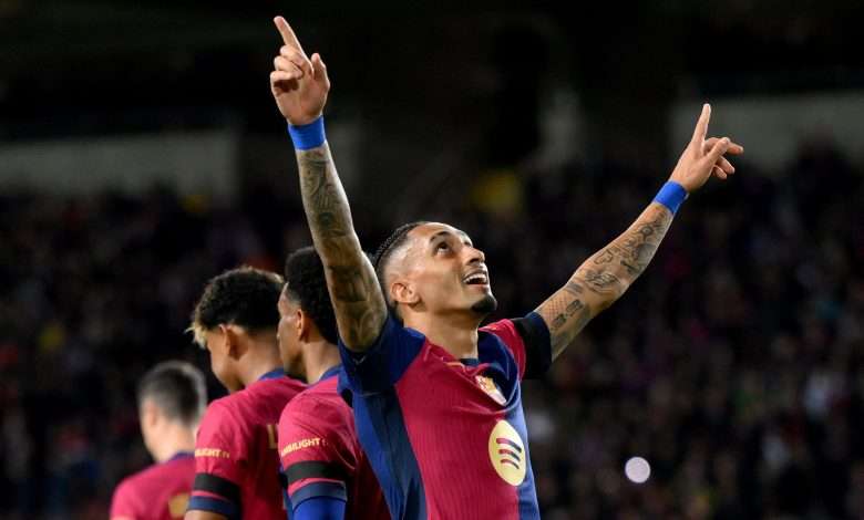 MADRID, ESPAÑA - 9 DE MARZO: Raúl Asencio, del Real Madrid, saluda a la afición tras el partido de LaLiga entre el Real Madrid CF y el Rayo Vallecano en el Estadio Santiago Bernabéu el 9 de marzo de 2025 en Madrid, España. (Foto de Ángel Martínez/Getty Images) Raphinha