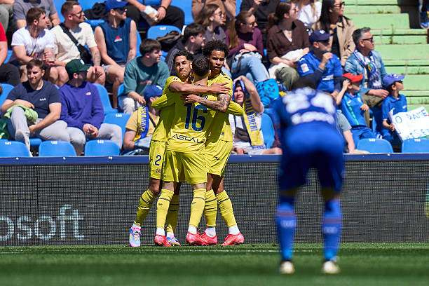 GETAFE, SPAIN - MARCH 30: Ayoze Pérez Villarreal CF celebrates with his teammates after scoring the opening goal during the LaLiga match between Getafe CF and Villarreal CF at Coliseum Alfonso Perez on March 30, 2025 in Getafe, Spain. (Photo by Diego Souto/Getty Images)
