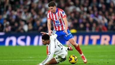MADRID, SPAIN - FEBRUARY 08: Jude Bellingham of Real Madrid is challenged by Julian Alvarez of Atletico de Madrid during the LaLiga match between Real Madrid CF and Atletico de Madrid at Estadio Santiago Bernabeu on February 08, 2025 in Madrid, Spain. (Photo by Angel Martinez/Getty Images)