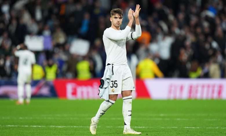 MADRID, ESPAÑA - 9 DE MARZO: Raúl Asencio, del Real Madrid, saluda a la afición tras el partido de LaLiga entre el Real Madrid CF y el Rayo Vallecano en el Estadio Santiago Bernabéu el 9 de marzo de 2025 en Madrid, España. (Foto de Ángel Martínez/Getty Images)