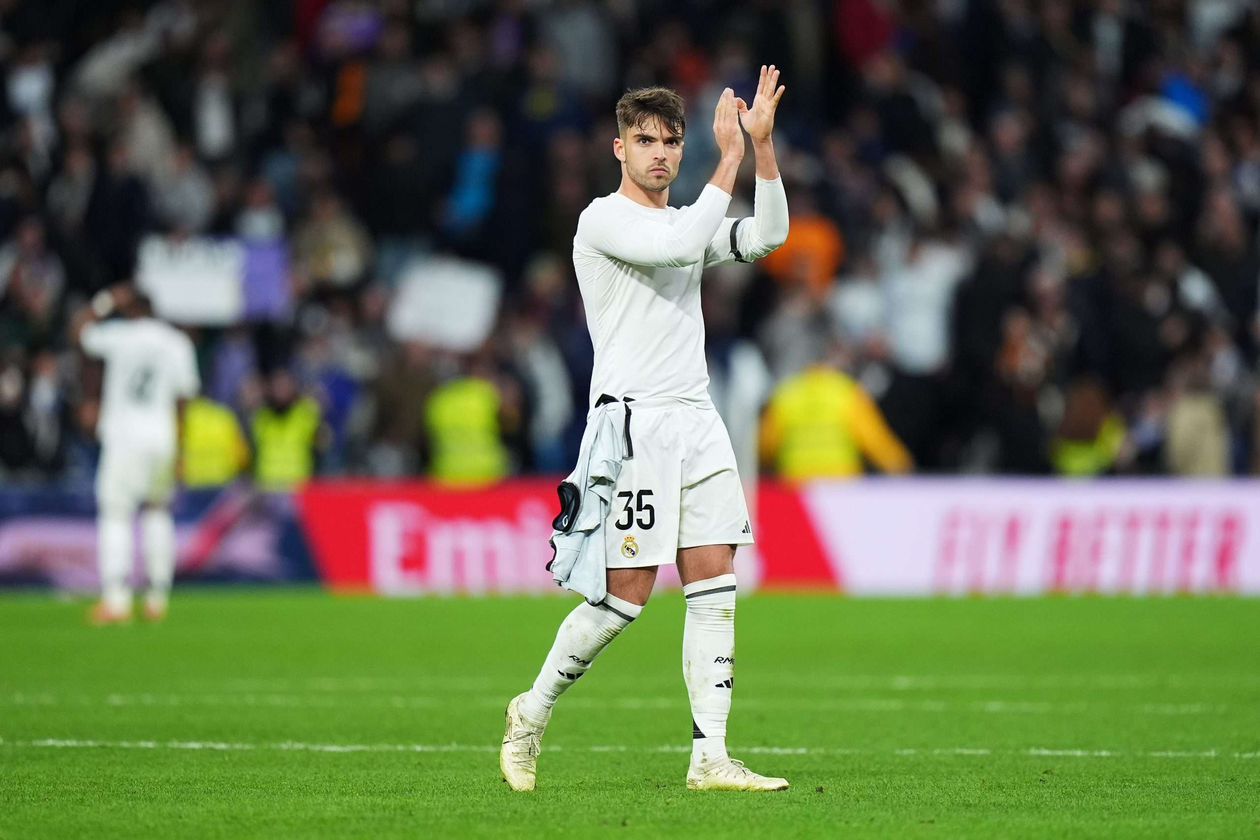 MADRID, ESPAÑA - 9 DE MARZO: Raúl Asencio, del Real Madrid, saluda a la afición tras el partido de LaLiga entre el Real Madrid CF y el Rayo Vallecano en el Estadio Santiago Bernabéu el 9 de marzo de 2025 en Madrid, España. (Foto de Ángel Martínez/Getty Images)