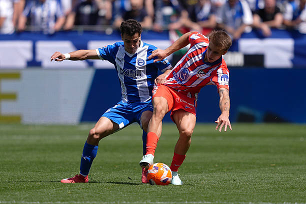 VITORIA-GASTEIZ, SPAIN - MAY 03: Manu Sanchez of Deportivo Alaves battles for possession with Pablo Barrios of Atletico de Madrid during the LaLiga match between Deportivo Alaves and Atletico de Madrid at Estadio de Mendizorroza on May 03, 2025 in Vitoria-Gasteiz, Spain. (Photo by Juan Manuel Serrano Arce/Getty Images)