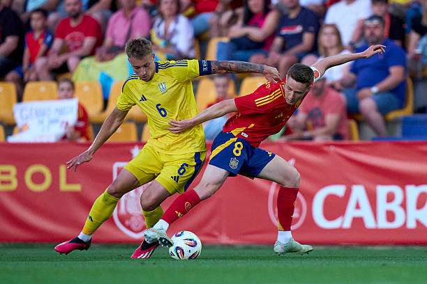 ALCORCON, SPAIN - JUNE 06: Benat Turrientes of Spain battles the ball with Volodymyr Brazhko of Ukraine during U21 International friendly match between Spain and Ukraine - U21 at Estadio Santo Domingo on June 06, 2025 in Alcorcon, Spain. (Photo by Diego Souto/Getty Images)
