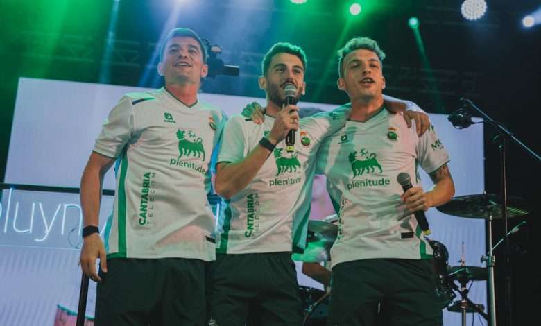 Aldasoro, Andrés y Vicente presentando las equipaciones