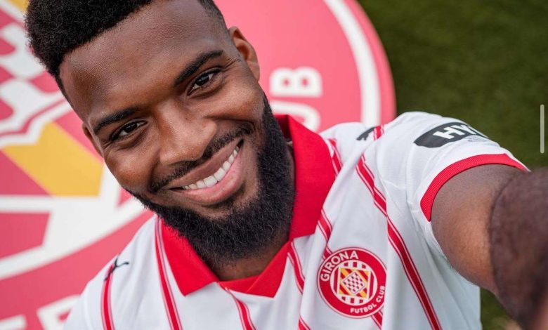 Lemar con la camiseta del Girona en la presentación