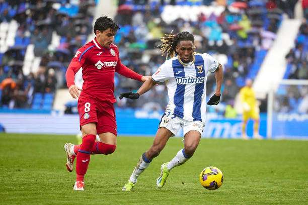 LEGANES, SPAIN - MARCH 02: Yvan Neyou of CD Leganes competes for the ball with Mauro Arambarri of Getafe CF during the LaLiga match between CD Leganes and Getafe CF at Estadio Municipal de Butarque on March 02, 2025 in Leganes, Spain. (Photo by Alvaro Medranda/Quality Sport Images/Getty Images)