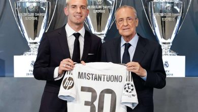 Mastantuono junto a Florentino Pérez en su presentación como jugador del Real Madrid