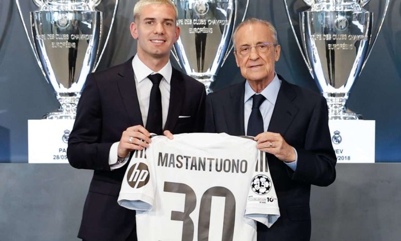Mastantuono junto a Florentino Pérez en su presentación como jugador del Real Madrid