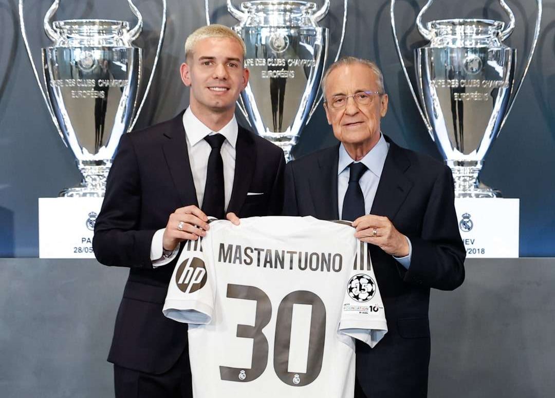 Mastantuono junto a Florentino Pérez en su presentación como jugador del Real Madrid