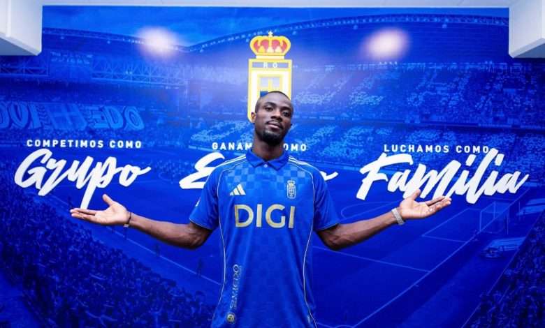 Foto oficial de presentación del fichaje de bailly por el oviedo.