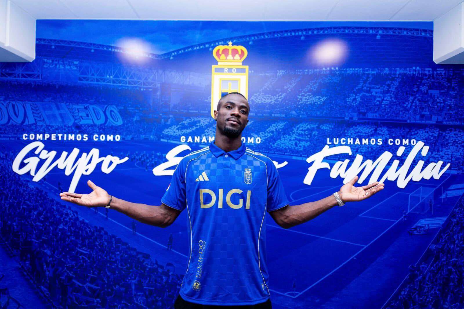 Foto oficial de presentación del fichaje de bailly por el oviedo.
