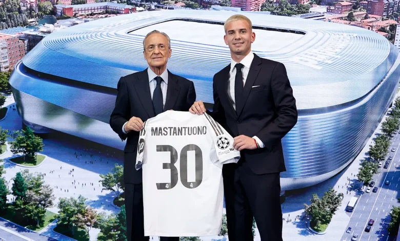 Mastantuono junto a Florentino Pérez en su presentación como jugador del Real Madrid