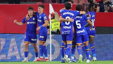 SEVILLE, SPAIN - AUGUST 25: Adrian Liso of Getafe CF celebrates with teammates after scoring his team's second goal during the LaLiga EA Sports match between Sevilla FC and Getafe CF at Estadio Ramon Sanchez Pizjuan on August 25, 2025 in Seville, Spain. (Photo by Fran Santiago/Getty Images)