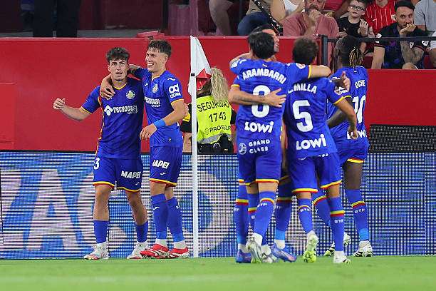 SEVILLE, SPAIN - AUGUST 25: Adrian Liso of Getafe CF celebrates with teammates after scoring his team's second goal during the LaLiga EA Sports match between Sevilla FC and Getafe CF at Estadio Ramon Sanchez Pizjuan on August 25, 2025 in Seville, Spain. (Photo by Fran Santiago/Getty Images)