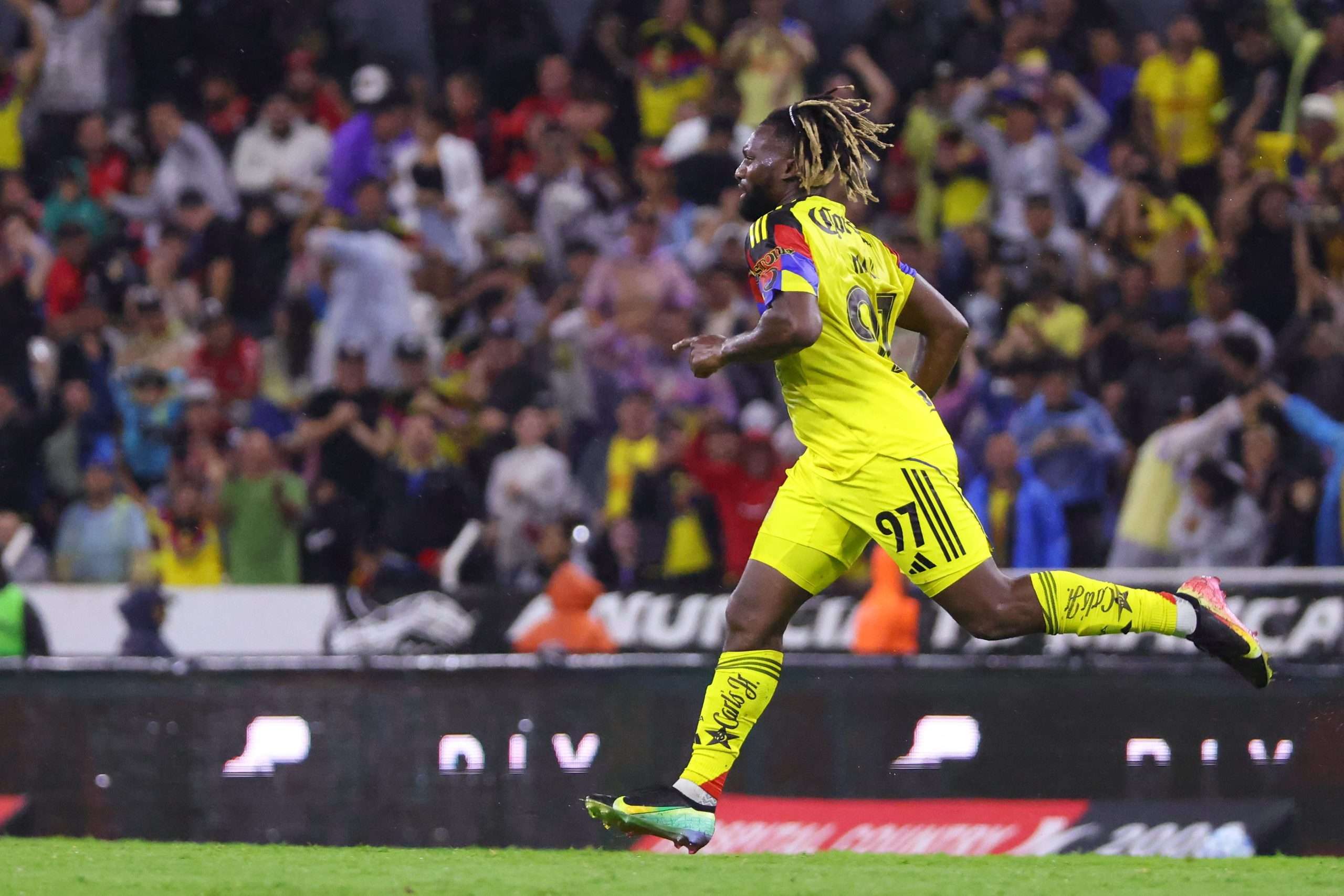 Allan Saint-Maximin portando el número 97 con las 'Águilas' del América