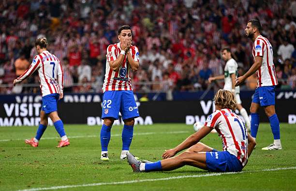MADRID, SPAIN - AUGUST 23: Giacomo Raspadori of Atletico de Madrid reacts after teammate Marcos Llorente missed an opportunity during the LaLiga EA Sports match between Atletico de Madrid and Elche CF at Wanda Metropolitano on August 23, 2025 in Madrid, Spain. (Photo by Denis Doyle/Getty Images)