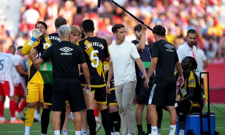 Inigo Perez, Head Coach of Rayo Vallecano, speaks to his players on a hydration break during the LaLiga EA Sports match between Girona FC and Rayo Vallecano de Madrid at Montilivi Stadium on August 15, 2025 in Girona, Spain. (Photo by Alex Caparros/Getty Images)