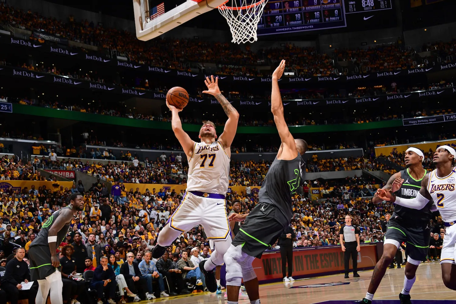 Luka Doncic en una acción contra Rudy Gobert en los playoffs de la temporada pasada | Fuente: NBA