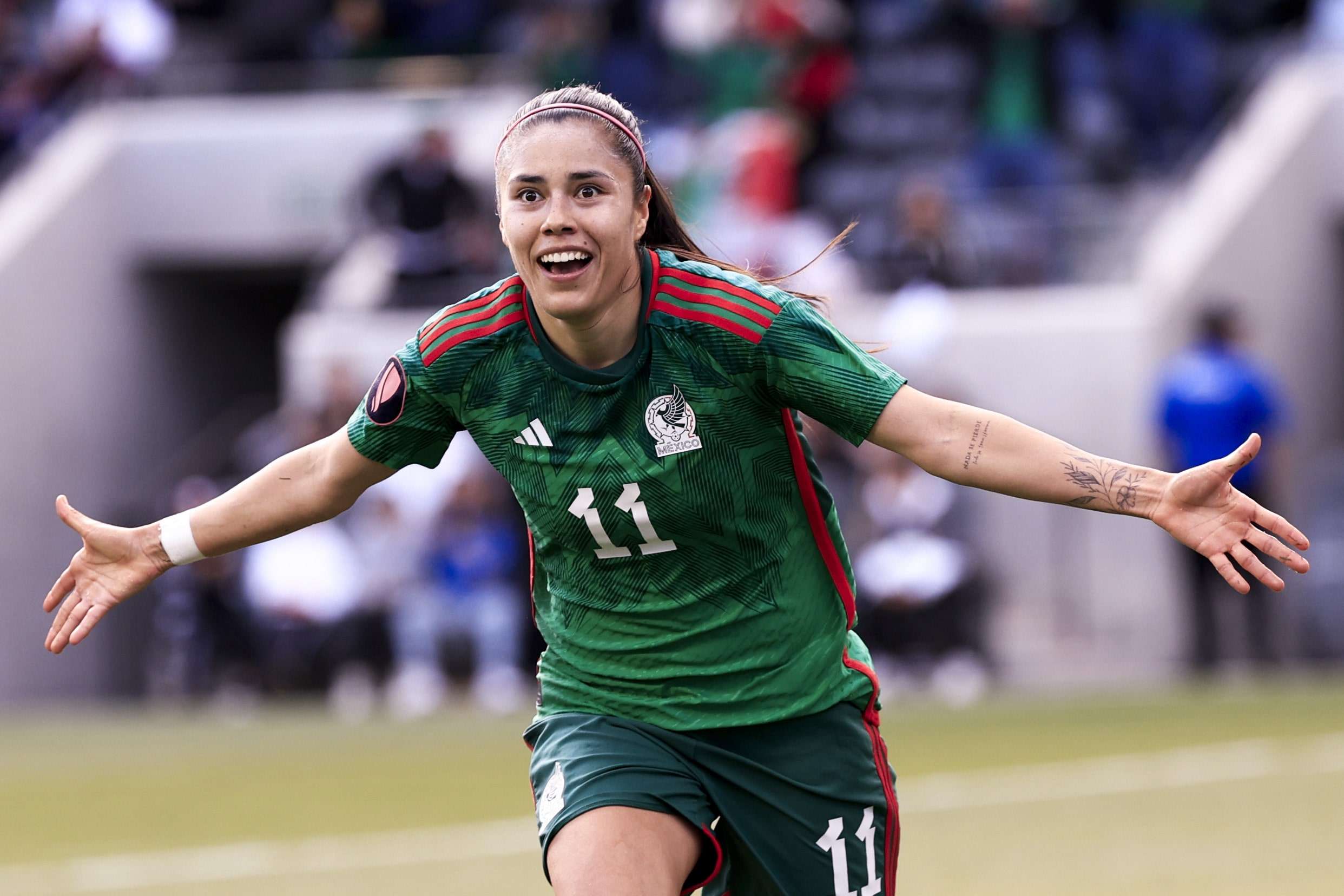 Jaqueline Ovalle celebrando su gol