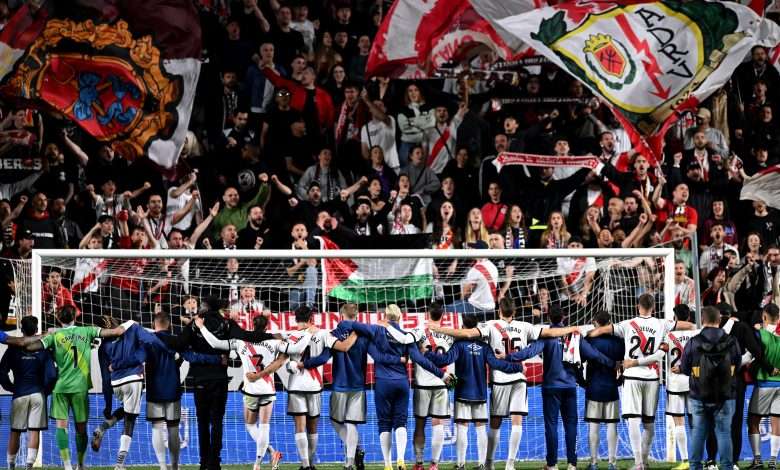 Players of Rayo Vallecano acknowledge the fans after the LaLiga match between Rayo Vallecano and Getafe CF at Estadio de Vallecas on May 02, 2025 in Madrid, Spain. (Photo by Denis Doyle/Getty Images)