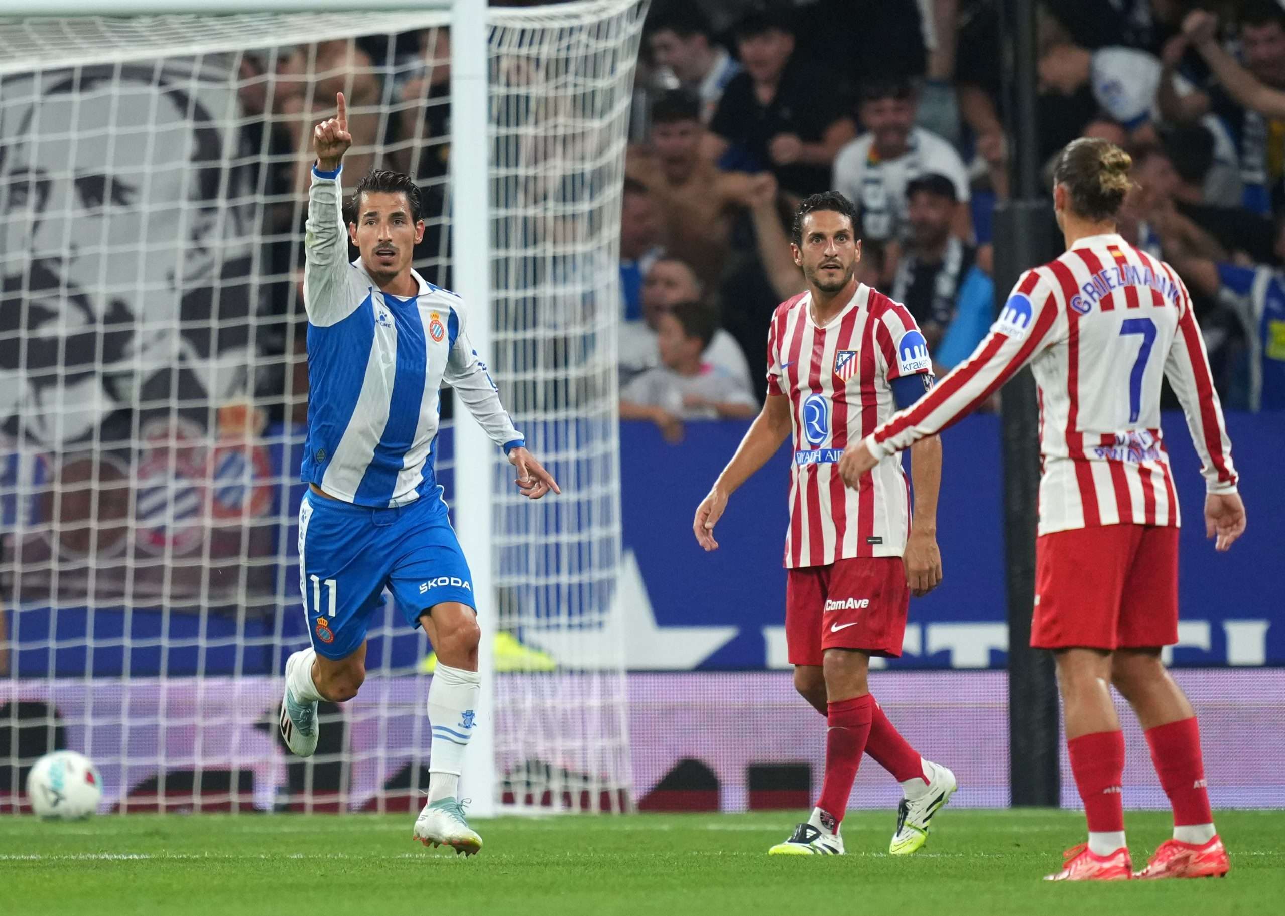 Pere Milla of RCD Espanyol celebrates scoring his team's second goal during the LaLiga EA Sports match between RCD Espanyol de Barcelona and Atletico de Madrid at RCDE Stadium on August 17, 2025 in Barcelona, Spain. (Photo by Alex Caparros/Getty Images)