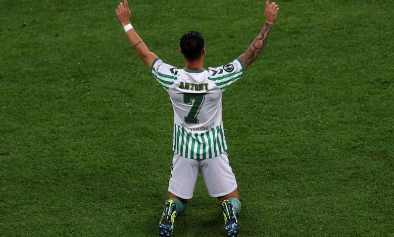 Antony celebrando