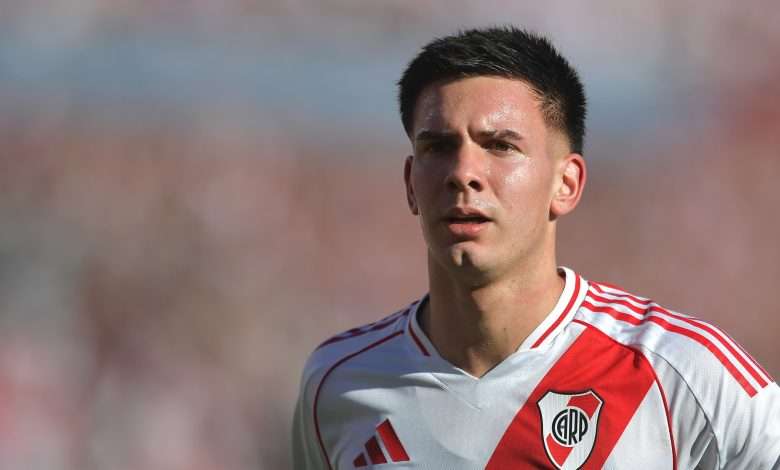 BUENOS AIRES, ARGENTINA - APRIL 27: Franco Mastantuono of River Plate looks on during the Torneo Apertura Betano 2025 match between River Plate and Boca Juniors at Estadio Mas Monumental Antonio Vespucio Liberti on April 27, 2025 in Buenos Aires, Argentina. (Photo by Marcelo Endelli/Getty Images)