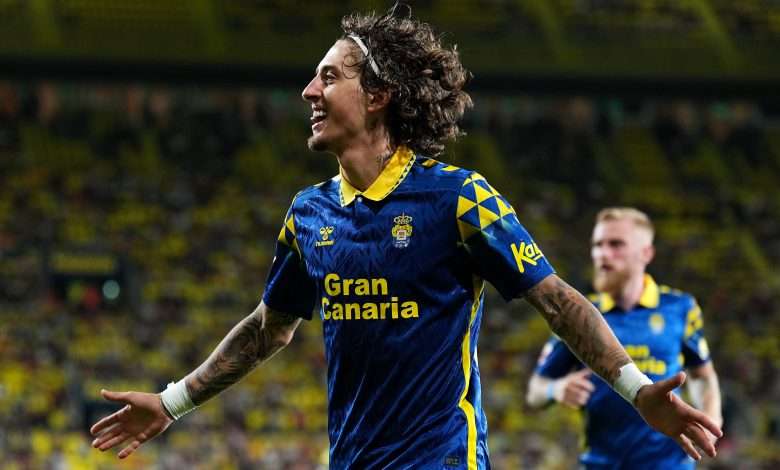 Fabio Silva of UD Las Palmas celebrates scoring his team's first goal during the LaLiga match between Villarreal CF and UD Las Palmas at Estadio de la Ceramica on September 30, 2024 in Villarreal, Spain. (Photo by Aitor Alcalde/Getty Images)