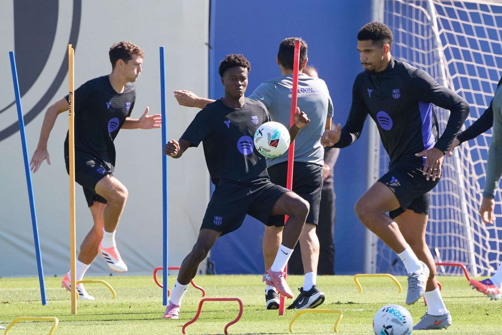 Baba Kourouma entrenando con el primer equipo del FC Barcelona en la previa contra el Real Oviedo - Barbeito